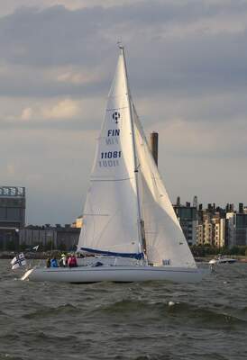Lady Helmsman S/Y Tsirp under starten av Helsinki–Tallinna Race 2016. Foto: Jukka