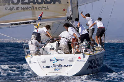Dehler 36 JV under segling, sedd akterifrån.