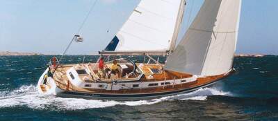 Hallberg-Rassy 43 Mk I under segel. Foto: Magnus Rassy