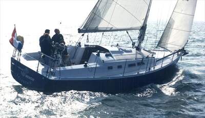 Van de Stadt Forna 37 under segling, sedd akterifrån.