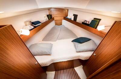 Förpik med dubbelkoj i Bavaria Cruiser 34, officiell interiörbild.