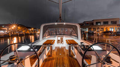 Oceanis Yacht 54 under segel från akterlig vinkel.