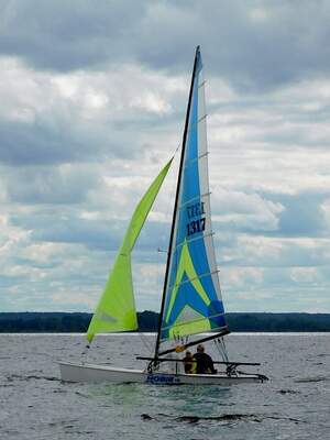 Hobie 18 Magnum under segel. Foto: Ahunt