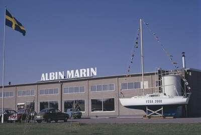 Albin Vega nr 2000 framför Albin Marins fabriksbyggnad, 1973. Foto: Eric Carlstedt