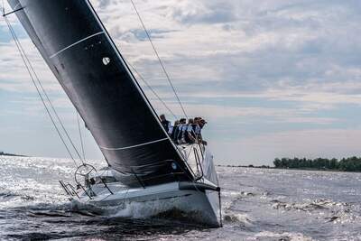 Närbild av ClubSwan 43 under kappsegling med fulla segel.