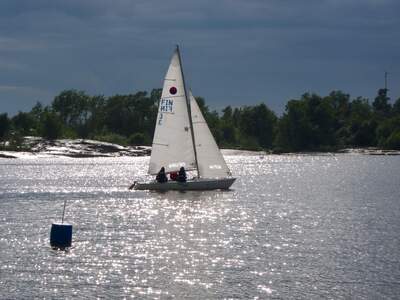 En 606 under segel vid Särkkä utanför Helsingfors. Foto: Jukka (Flickr-användaren Jukk_a)