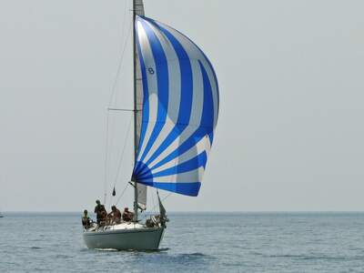 Albin Nova Saphira seglar med blåvit spinnaker. Foto: Johan Sölve