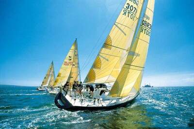 X-Yachts IMX 38 under segel i kappsegling.