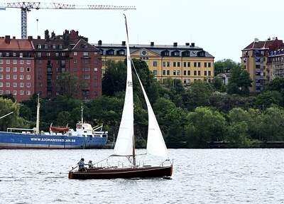 Den kravellbyggda K25:an Sunbeam, ritad av Osborne Ralph och byggd 1959, under Stadshusregattan i Stockholm. Foto: Sinikka Halme