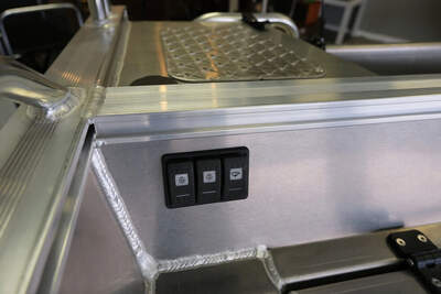 Detalj av UMS 425M:s aluminiumdurk och reglagepanel.