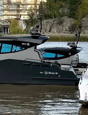 Två G-Force 10-båtar förtöjda i hamn.