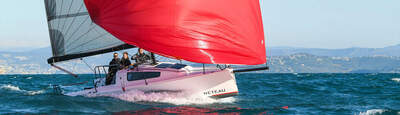 Beneteau First 24 SE under spinnaker i frisk vind.