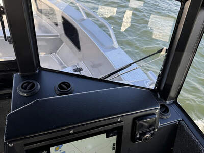 Förarplats och navigationsutrustning i UMS 800HT/CAB.