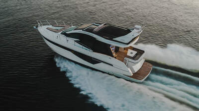 Galeon 470 SKY i profil på öppet vatten.