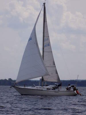 C&C 33-1 från C&C Yachts med fulla segel. Foto: Ahunt