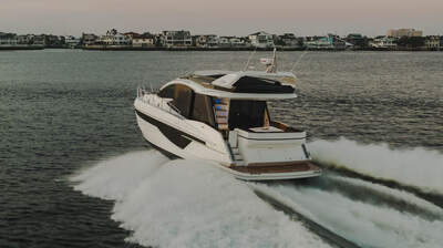 Galeon 470 SKY sedd akterifrån med beach mode öppet.