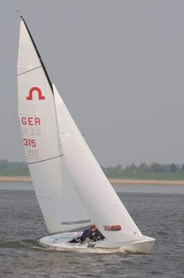 Soling, norsk en-designad kölbåt ritad av Jan Herman Linge. Foto: Johann-Nikolaus Andreae