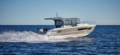 IBIZA Grand Explorer i planande gång, sedd snett akterifrån.