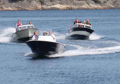 Två originalbyggda Fjordling 17 HT i bakgrunden; den moderna båten i förgrunden är en Fjordling 18.
