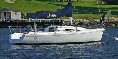 J/92 från J/Boats förtöjd vid brygga, sedd från styrbord.