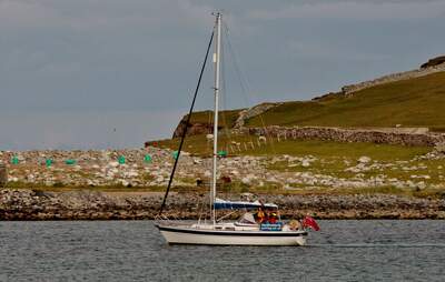 Hallberg-Rassy 36 Mk I, fotograferad vid Grutness Voe på Shetland. Foto: Ronnie Robertson