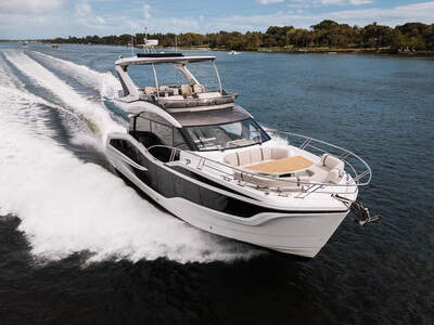 Galeon 520 FLY, exteriörprofil under gång.