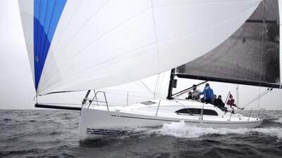 X-Yachts Xp 33 under segel på öppet vatten.