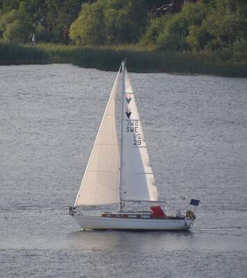 Vindö 32 under segel på Mälaren. Modellen är byggd av Nötesund Varv AB efter ritningar av Carl Andersson. Foto: Bengt Oberger