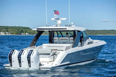 Aktervy av Tiara 46 LS med tre Mercury Verado-motorer.