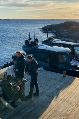 G-Force 10 vid kustbrygga i skärgårdsmiljö.