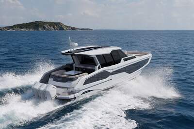 Aktersoffan och sittbrunnen på Galeon 435 GTC.