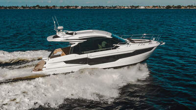 Galeon 410 HTC med hardtop och panoramaglas fotograferad från ovan.