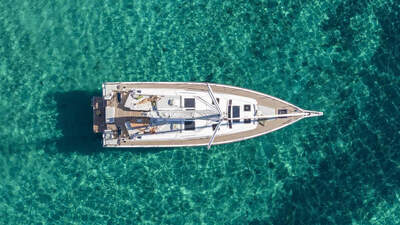 Flygbild av Oceanis 52 med full bredd till akterspegeln.