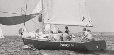 Ravage 36 under kappsegling; historiskt foto av den Niels Jeppesen-konstrurerade båten som seriebyggdes av Bianca Yachts.