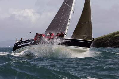 Dehler 39 JV under segling, sedd förifrån.