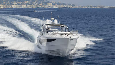 Galeon 485 HTS, officiell bild av båtens sportiga skrovlinjer.