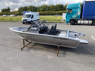 UMS 485DC Fishing Edition, interiörvy från aktern mot konsolerna.