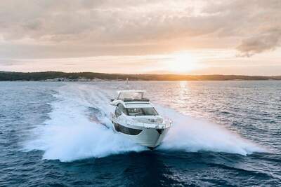 Galeon 800 FLY, salong med panoramafönster.