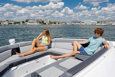 Galeon 375 GTO – officiell bild av cockpit och hardtop.