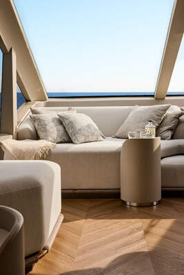 Loungedel i Galeon 620 FLY:s interiör.