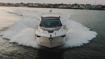 Galeon 470 SKY i fart, sedd från styrbordssidan.