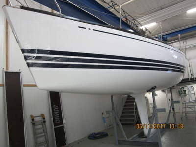 X-Yachts X-362 Sport i tillverkarens showroom, sedd från förskeppet.