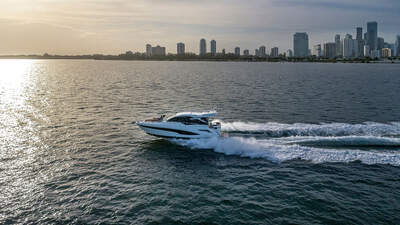 Galeon 425 HTS, officiell exteriörbild.