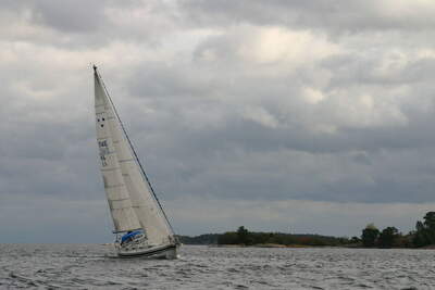 Vagabond 31 under segel i svenska skärgårdsvatten. Foto: Vagabond31