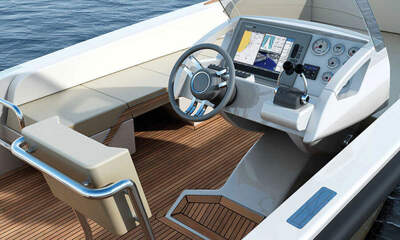 Cockpit och förarplats på Windy SR26 med teakdäck och navigationsutrustning.