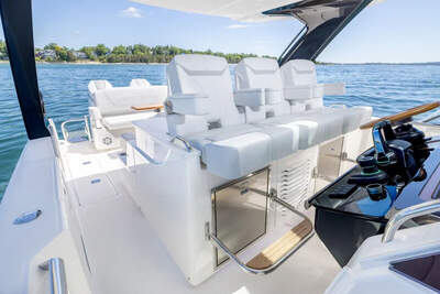 Tiara 35 LS sittbrunn med helmstolar, pentry och förarplats.