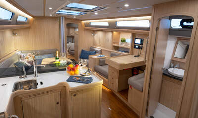 Salong, navigationsplats och pentry i Arcona 435 Mk II.