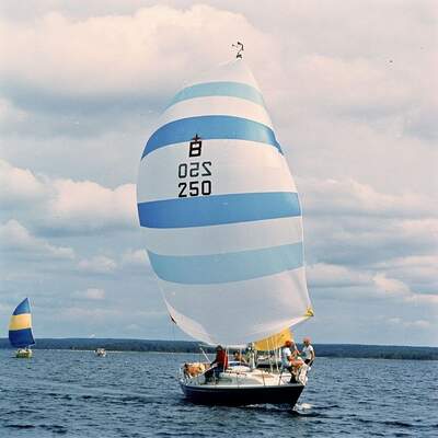 Albin Ballad under segel med spinnaker. Foto: Eric Carlstedt