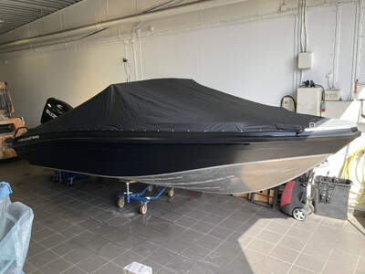 UMS 655 Fishing med transportkapell, sedd från sidan.