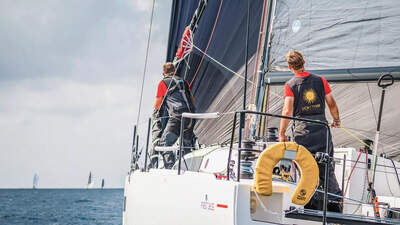 First 36 SE sedd akterifrån under kappsegling. Foto: Vid Slapni?ar